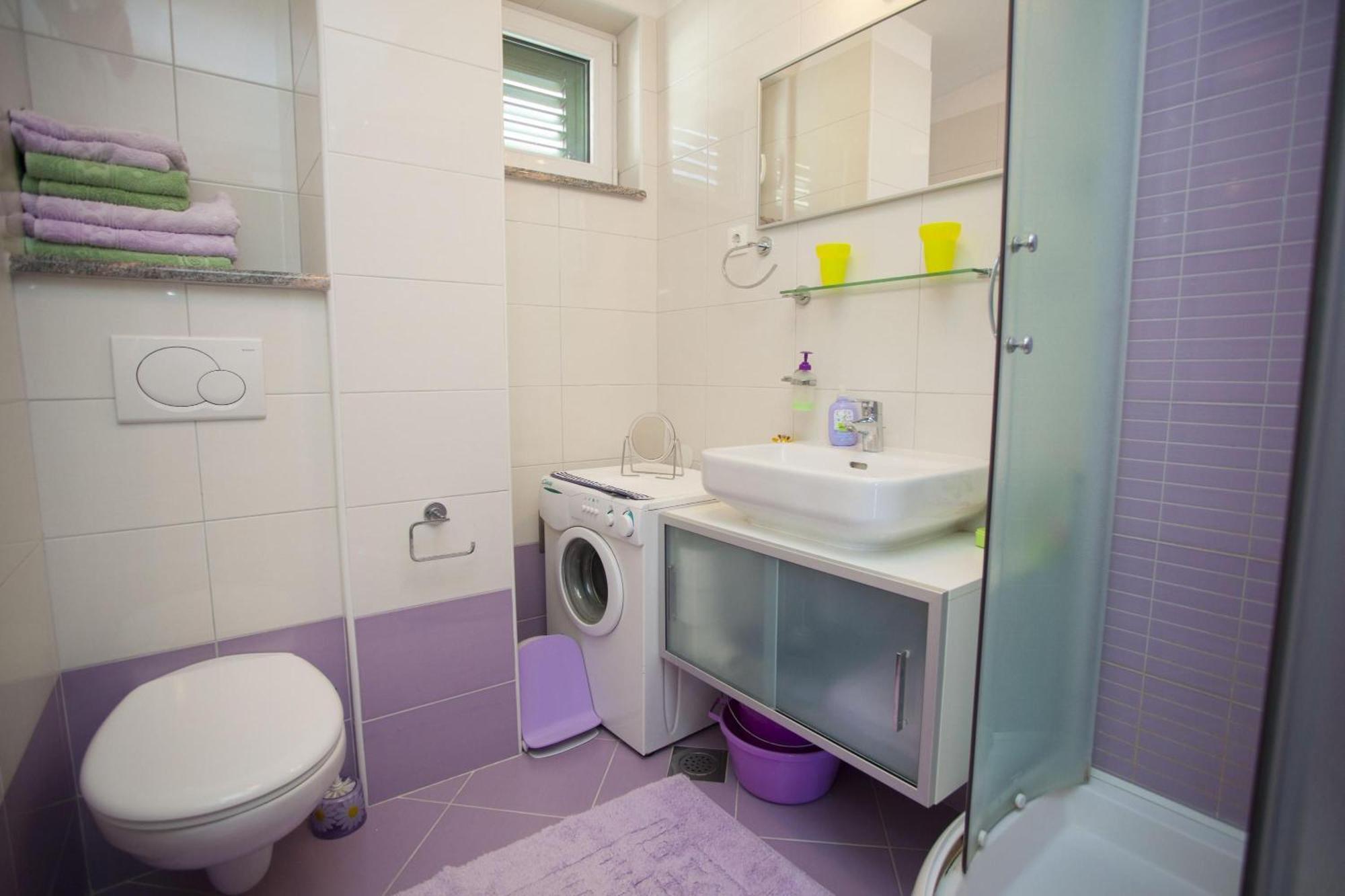 Apartment Komfortable Mit Balkon *